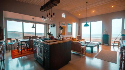 Hrífunes にあるApartment Deluxe Hrifunesのキッチン、海の景色を望むリビングルーム