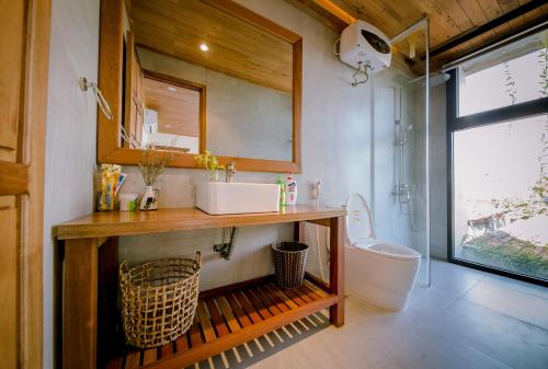 y baño con lavabo y aseo. en The Purple Hue Homestay en Hue