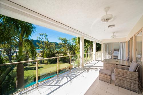 an expansive balcony with a view of the ocean at Le Jarden Vu Du Port in Airlie Beach