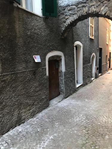 een deur aan de zijkant van een gebouw op een straat bij A’ ca’ de Giuli’ in Badalucco