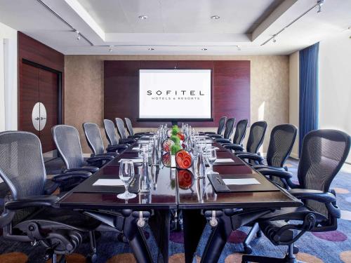 Zona business o sala conferenze di Sofitel Chicago Magnificent Mile