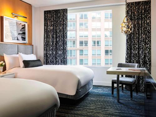 Letto o letti in una camera di Sofitel Chicago Magnificent Mile