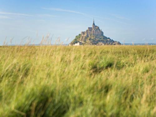 zamek na wyspie na polu trawy w obiekcie ibis Pontorson Baie Du Mont Saint Michel w mieście Saint-Georges-de-Gréhaigne