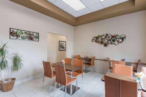 a dining room with a table and chairs at Quality Inn Williams Near Grand Canyon in Williams