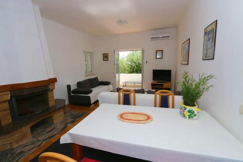 a living room with a table and a fireplace at Apartments Delminium in Lun