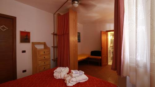 a bedroom with a bed with white towels on it at Il Cigno Affittacamere Bed & Breakfast in Ponza
