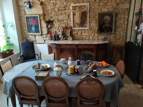 une table avec de la nourriture dessus dans une pièce dans l'établissement Chambre d´hote En Famille, à Bayeux