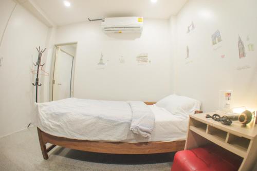 Postel nebo postele na pokoji v ubytování Baan1668 Hometel near Chinatown One Bangkok