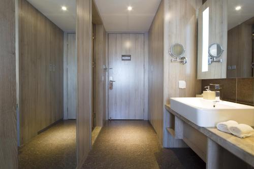 a bathroom with a white sink and a mirror at Atour Hotel (Taiyuan Zonggai Shifanqu) in Taiyuan