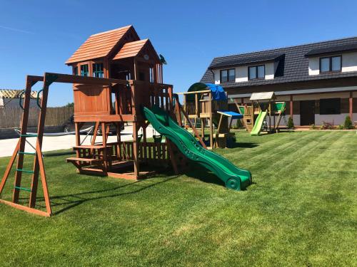 Herní místnost nebo prostor pro děti v ubytování Larida