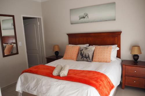 Кровать или кровати в номере OR Tambo Self Catering Apartments, The Willows