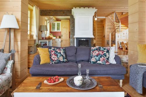 a living room with a purple couch and a table at Gorce Oasis in Szlembark