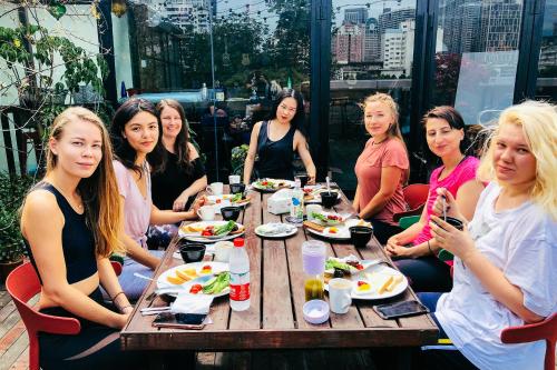 Clients de l'établissement Chengdu Flipflop Hostel - Right Next To Taikooli & Metro - Chill & Social Rooftop Garden Bar - Free Activities - Friendly English Speaking Staff - Tibet, Panda, Buddha & Snow Mountain Tours