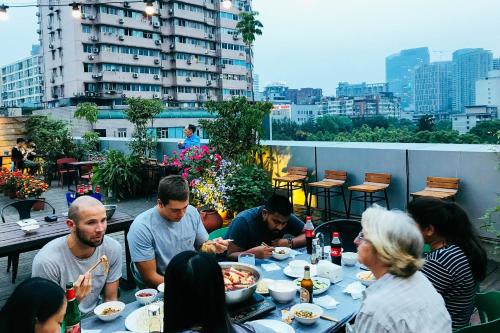Clients de l'établissement Chengdu Flipflop Hostel - Right Next To Taikooli & Metro - Chill & Social Rooftop Garden Bar - Free Activities - Friendly English Speaking Staff - Tibet, Panda, Buddha & Snow Mountain Tours