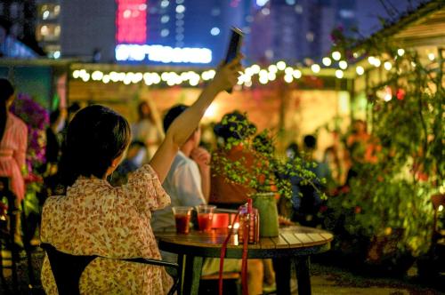 Clients de l'établissement Chengdu Flipflop Hostel - Right Next To Taikooli & Metro - Chill & Social Rooftop Garden Bar - Free Activities - Friendly English Speaking Staff - Tibet, Panda, Buddha & Snow Mountain Tours