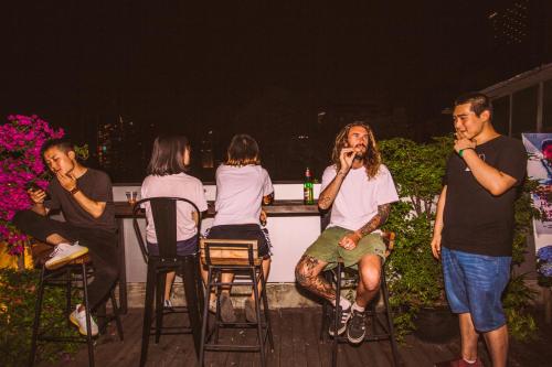 Clients de l'établissement Chengdu Flipflop Hostel - Right Next To Taikooli & Metro - Chill & Social Rooftop Garden Bar - Free Activities - Friendly English Speaking Staff - Tibet, Panda, Buddha & Snow Mountain Tours