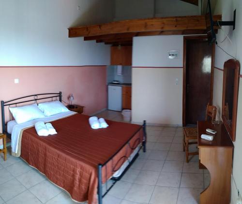 una camera con letto e una cucina con frigorifero di Manolia Studios a Trapezaki