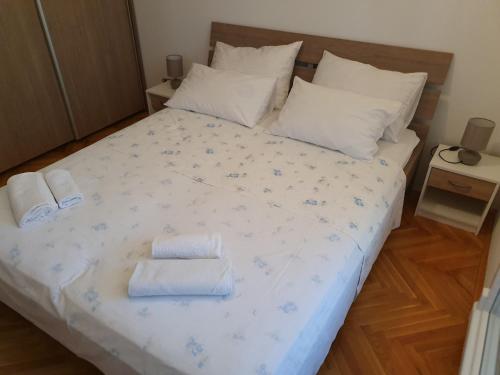 Un dormitorio con una cama con toallas. en Apartment Ivan, en Split