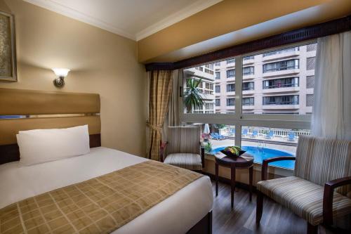 Postel nebo postele na pokoji v ubytování Pyramisa Suites Hotel Cairo