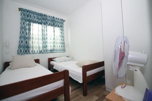Een bed of bedden in een kamer bij Two Bedroom Apartment in Tisno