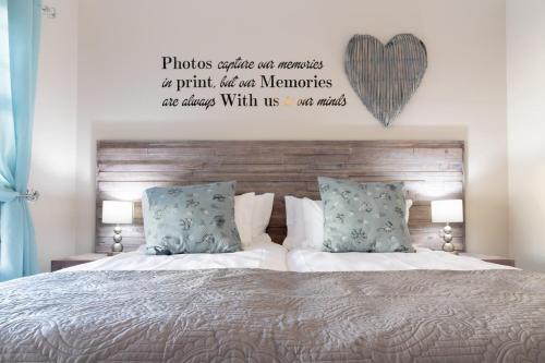 ein Schlafzimmer mit einem Bett mit einem Herz darüber in der Unterkunft Memories Self-Catering at 5 on Smith in Oudtshoorn