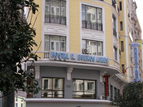 un edificio con un cartel encima en Hostal Buenos Aires en Madrid