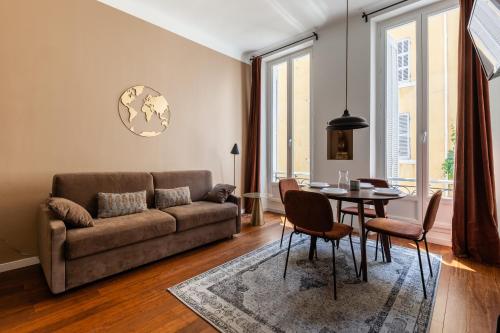 un soggiorno con divano e tavolo di Marseillement votre a Marsiglia
