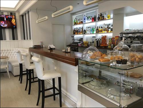 un restaurante con un bar con algo de comida. en Hostal-Pension Panchito, en Malpica de Bergantiños