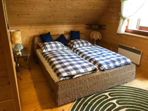 En eller flere senge i et værelse på Chata Studnička