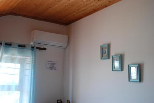 a room with a ceiling with a heater and a window at Apartments Hotel AL&DE in Velipojë