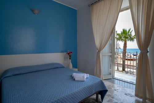 ニコーテラ・マリーナにあるCasa del Soleのベッドルーム1室(ベッド1台付)が備わります。