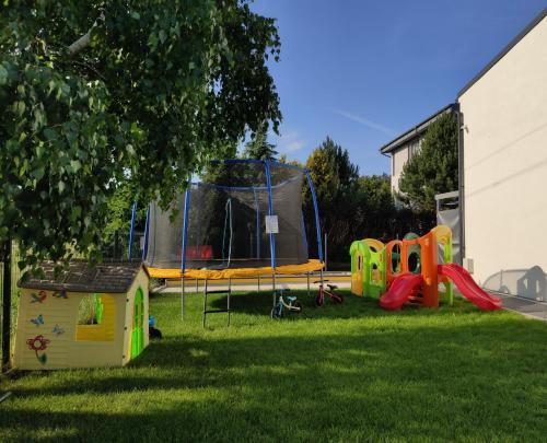 podwórko z placem zabaw i strukturą zabaw w obiekcie Aurora Ustka-Przewłoka w Ustce