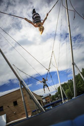 two people jumping on the ropes of a boat at Hotel Monínec in Moninec