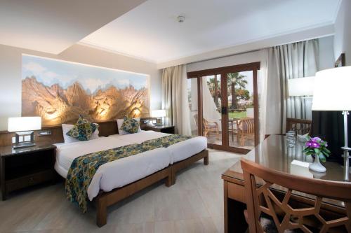 Postel nebo postele na pokoji v ubytování Swiss Inn Resort Dahab