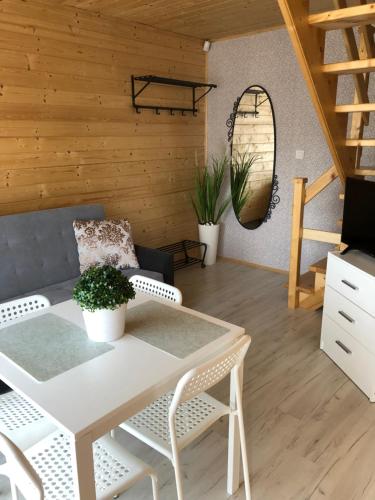 sala de estar con mesa y sofá en Aurora Ustka-Przewłoka, en Ustka