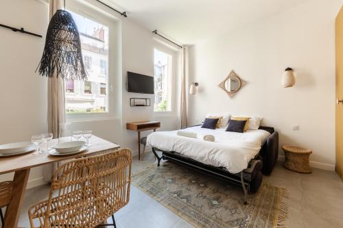 une chambre avec un lit, une table et des chaises dans l'établissement Marseillement votre, à Marseille