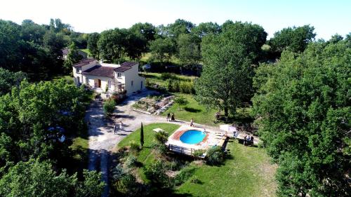 Bazén v ubytování Bienvenue dans notre petit paradis nebo v jeho okolí