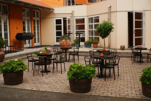 Un restaurante u otro lugar para comer en Hotel Vinhuset