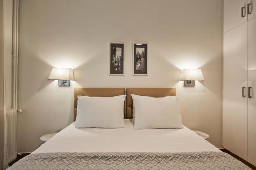 A bed or beds in a room at Cozy and Bright 2BD Apartment in Kolonaki