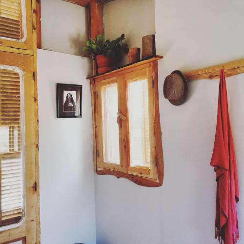 a window on a wall in a room at Barefoot by Barefoot in Tunis in ‘Izbat an Nāmūs