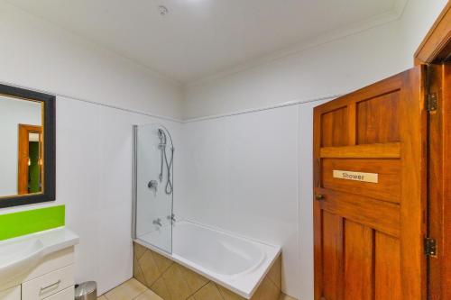 Stay Timaru tesisinde bir banyo