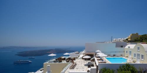 Blick auf ein Resort mit Pool und Wasser in der Unterkunft MyBoZer Hotel Kallisto in Imerovigli