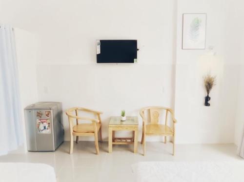 Televízia a/alebo spoločenská miestnosť v ubytovaní BinhYen Homestay