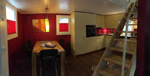 Una cocina o cocineta en Casa Cuschina - mit Sauna in der schönen Surselva