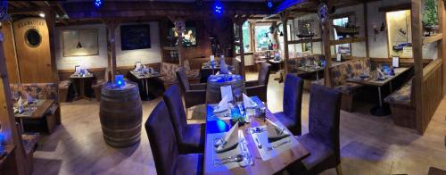 einen Blick über ein Restaurant mit Tischen und Stühlen in der Unterkunft Hotel Windspiel in Grömitz