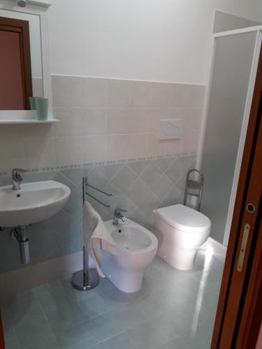 La salle de bains est pourvue de toilettes et d'un lavabo. dans l'établissement casa Gaia 2, à Portoferraio
