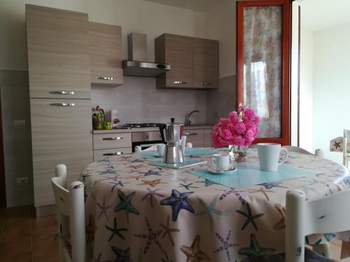 eine Küche mit einem Tisch und einem Tischtuch mit Sternen darauf in der Unterkunft casa Gaia 2 in Portoferraio