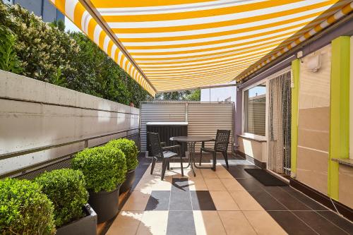 een terras met stoelen en een tafel op een balkon bij Casa Pinos City in Friedrichshafen