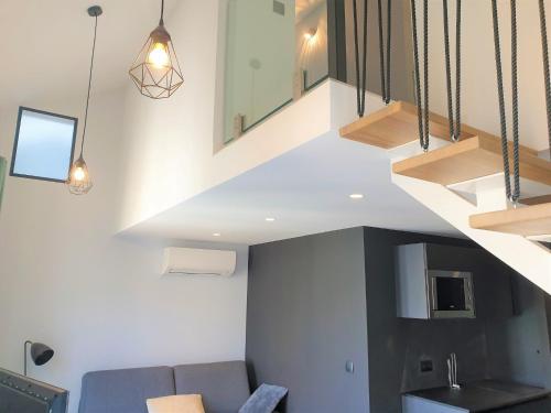 - un escalier dans le salon avec un canapé dans l'établissement DUPLEX BALCON CENTRE MER 508, à Nice