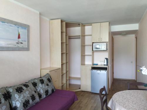 ユールマラにあるConcordiaの紫色のソファとキッチンのあるリビングルーム